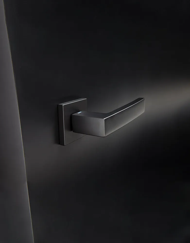 Ángolo door handle set on squared rose