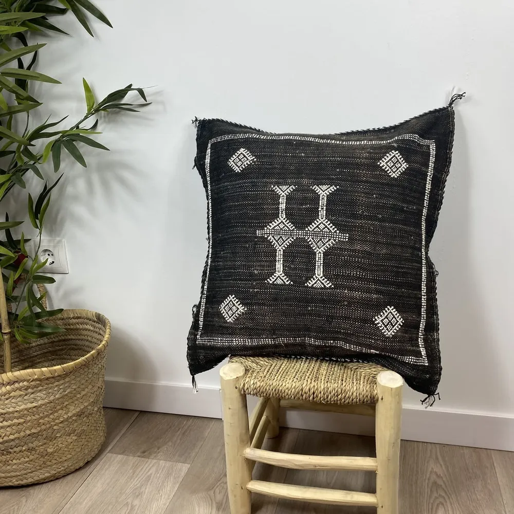 Almofada Seda Cacto Preto 50x50 | Almofadas Sabra