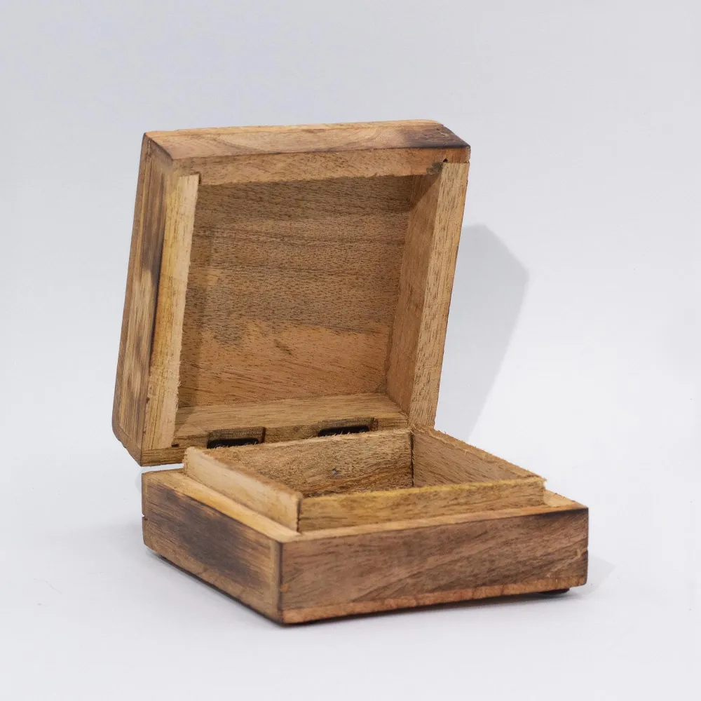 Caixa Quadrada Média Design Cogumelo Bordô 13.5x13.5x6cm