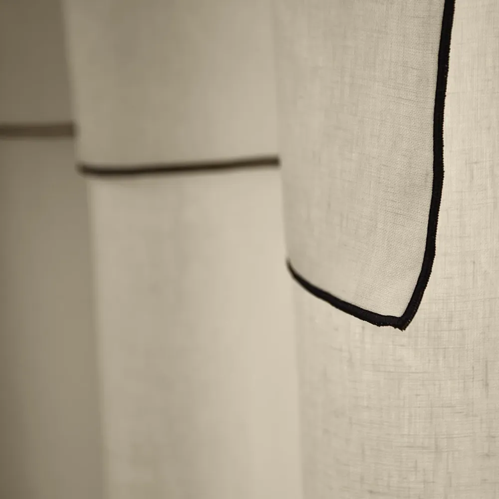 Cortina painel com barra bourdon em linho beige natural