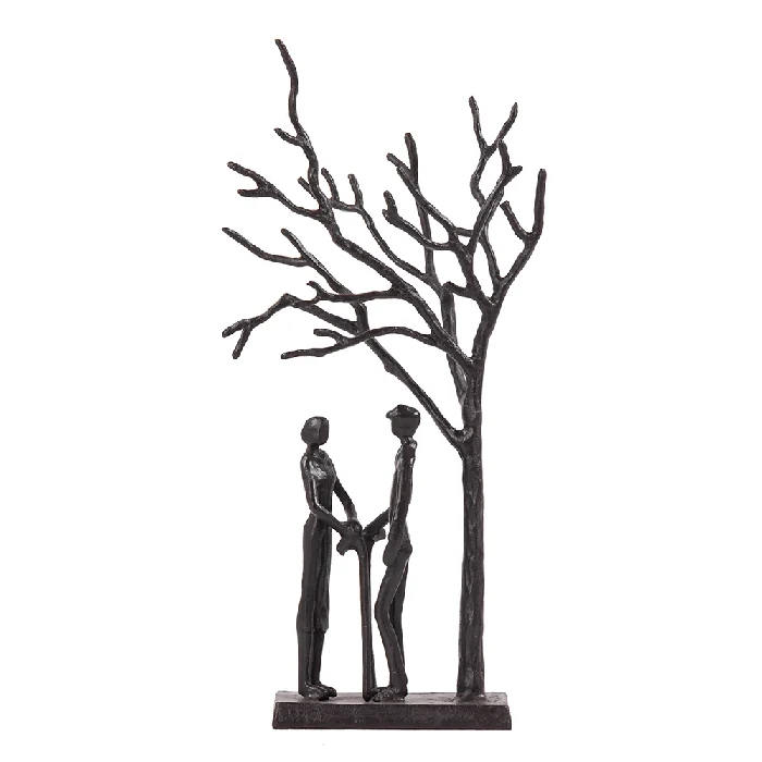 Escultura Casal Sob Árvore
