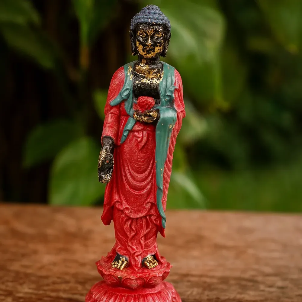 Estátua de Buda Antiga em Pé
