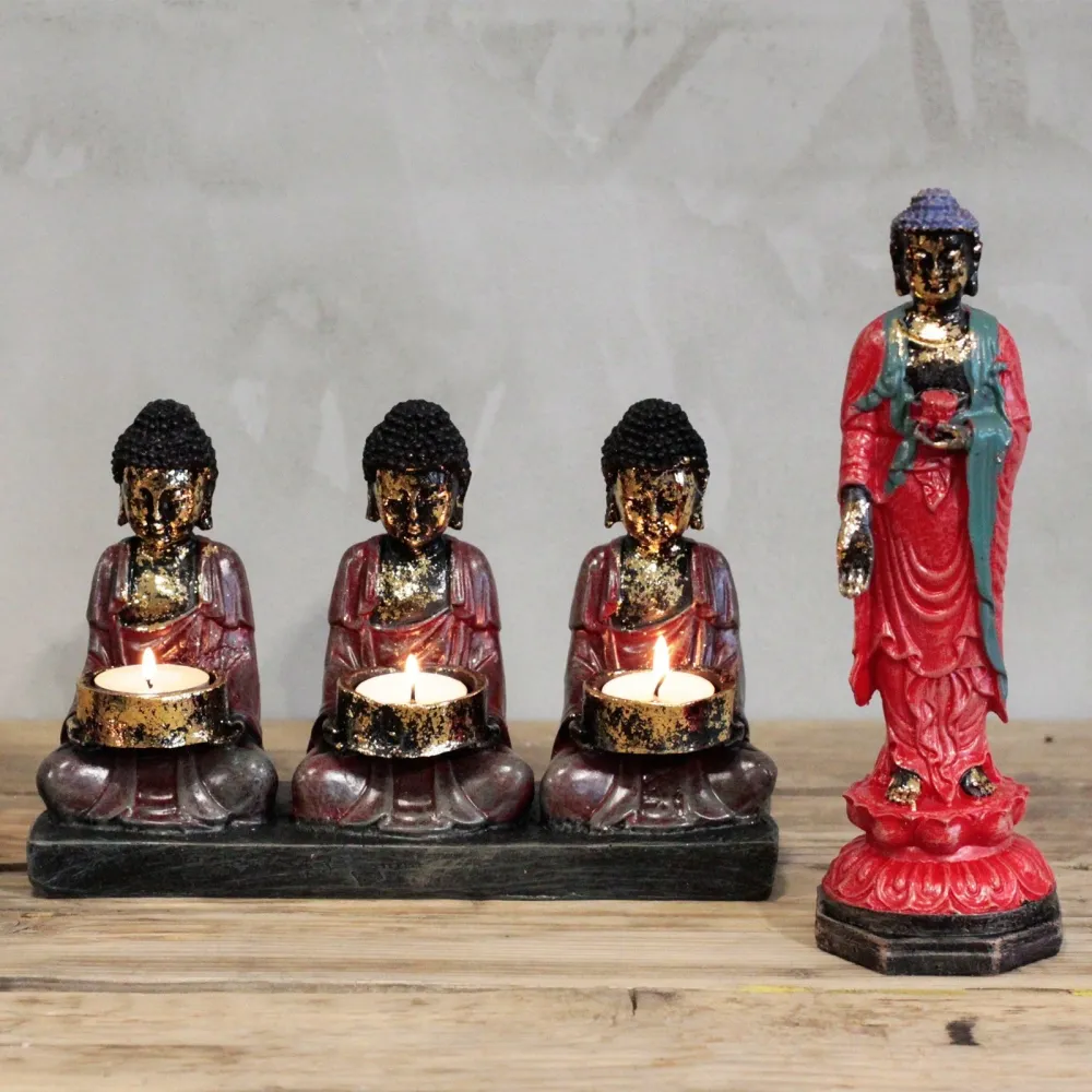 Estátua de Buda Antiga em Pé