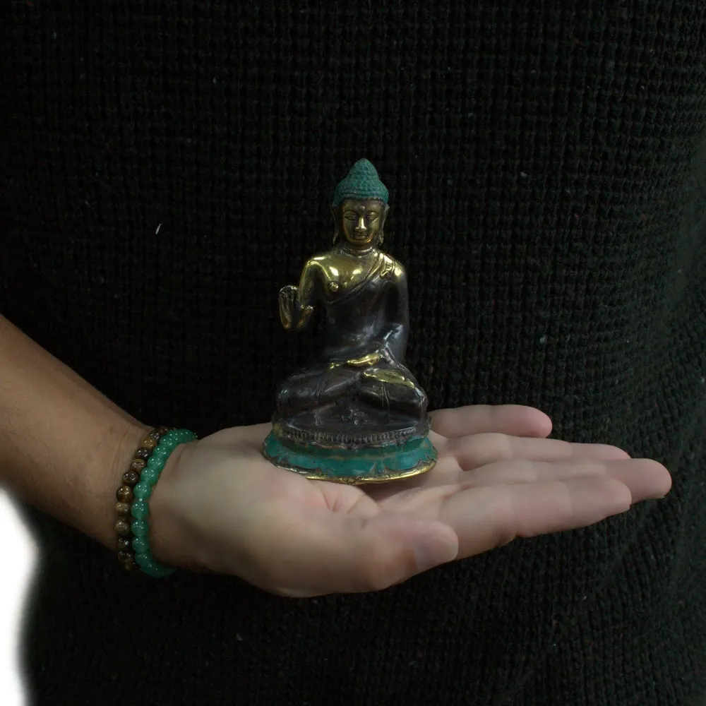 Estátua de Buda Sentado em Latão com Mão Erguida