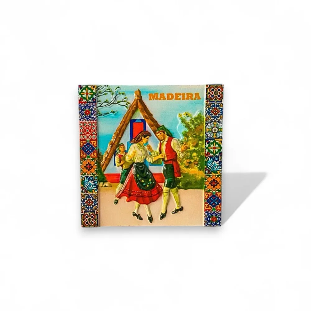 Íman de Frigorífico da Madeira – Souvenir de Casa Tradicional e Danç Popular com Moldura de Azulejo Português