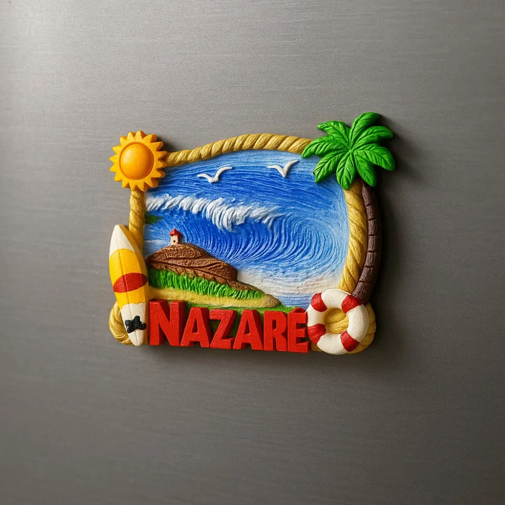Íman de Frigorífico Nazaré – Souvenir de Portugal com Onda Gigante, Prancha de Surf e Farol