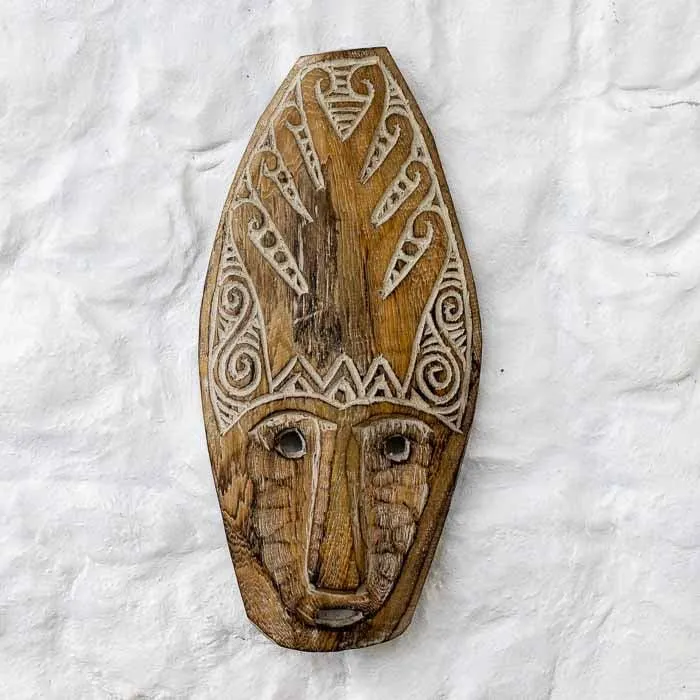 Máscara Tribal em Madeira Rústica