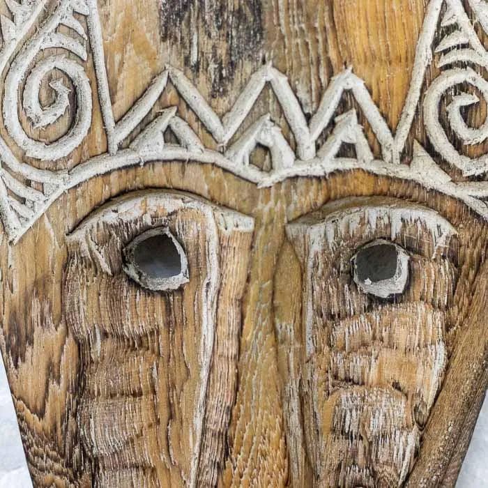 Máscara Tribal em Madeira Rústica