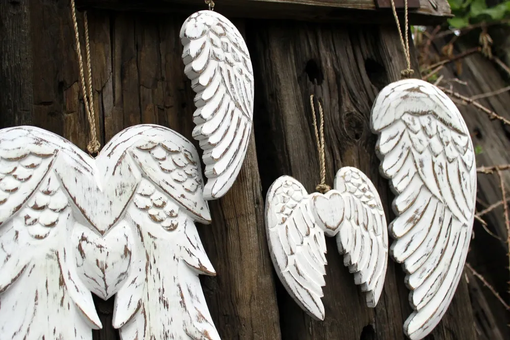 Ornamento de Coração com Duas Asas de Anjo, Feito à Mão 15cm