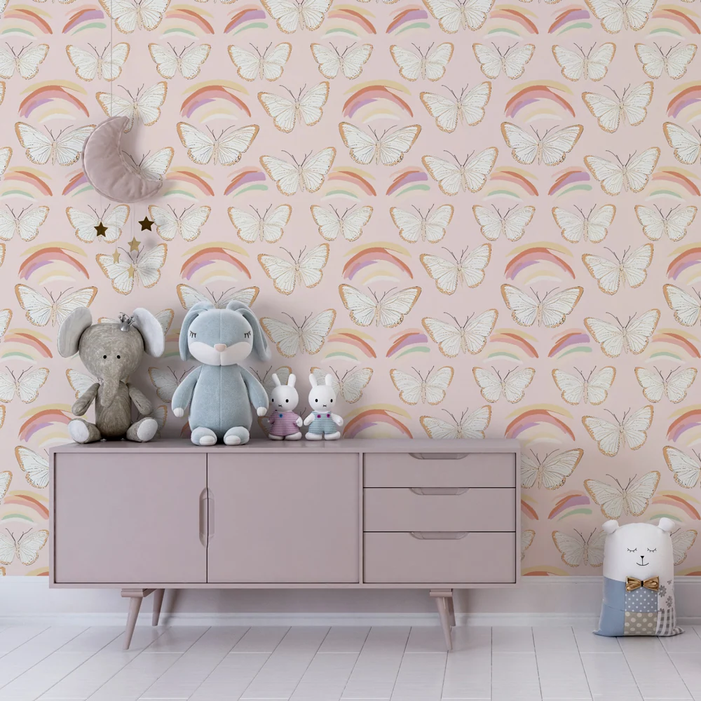 Papel de parede crianç com padrões | Borboletas delicadas e arco-íris em fundo rosa