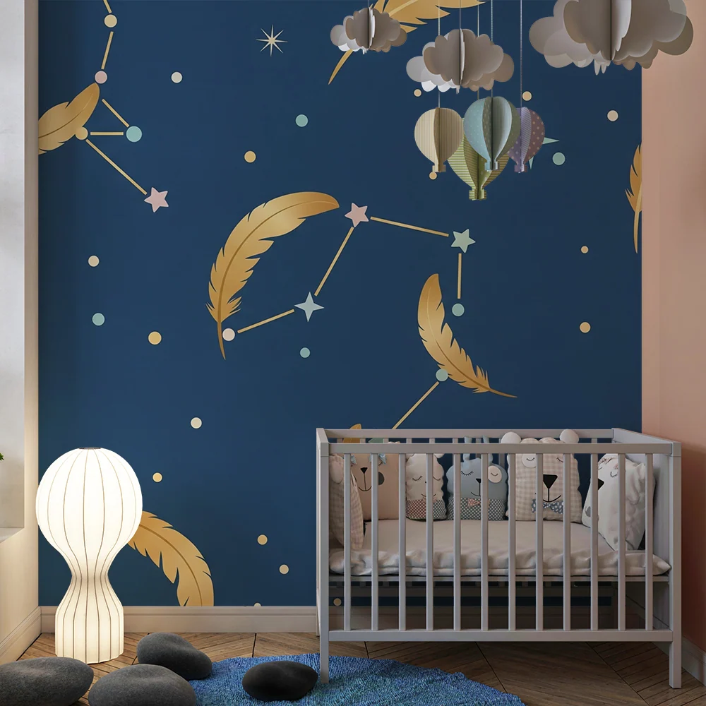 Papel de parede crianç | Estrelas douradas e penas em fundo azul noite