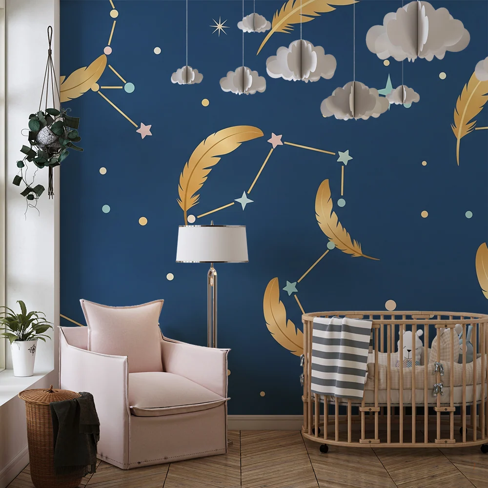 Papel de parede crianç | Estrelas douradas e penas em fundo azul noite