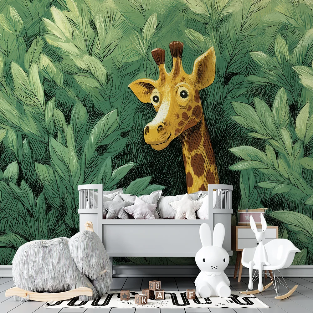 Papel de parede crianç | Girafa curiosa no meio de folhagens luxuriantes