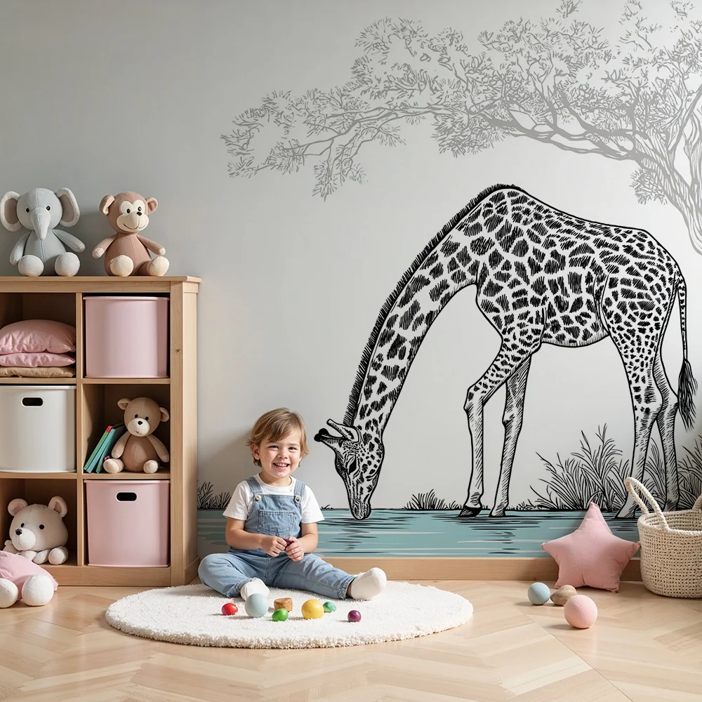 Papel de parede crianç | Girafa elegante à beira da água em um cenário natural