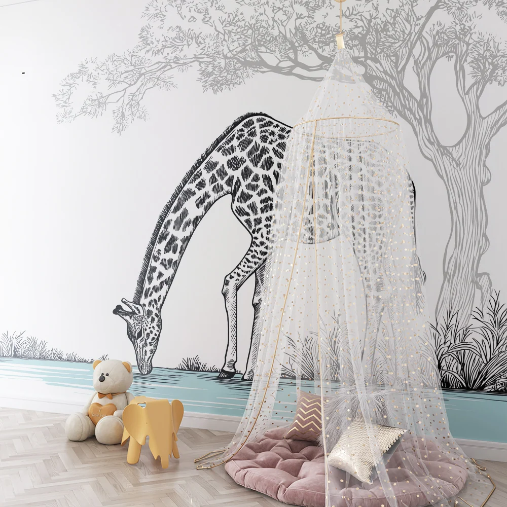 Papel de parede crianç | Girafa elegante à beira da água em um cenário natural