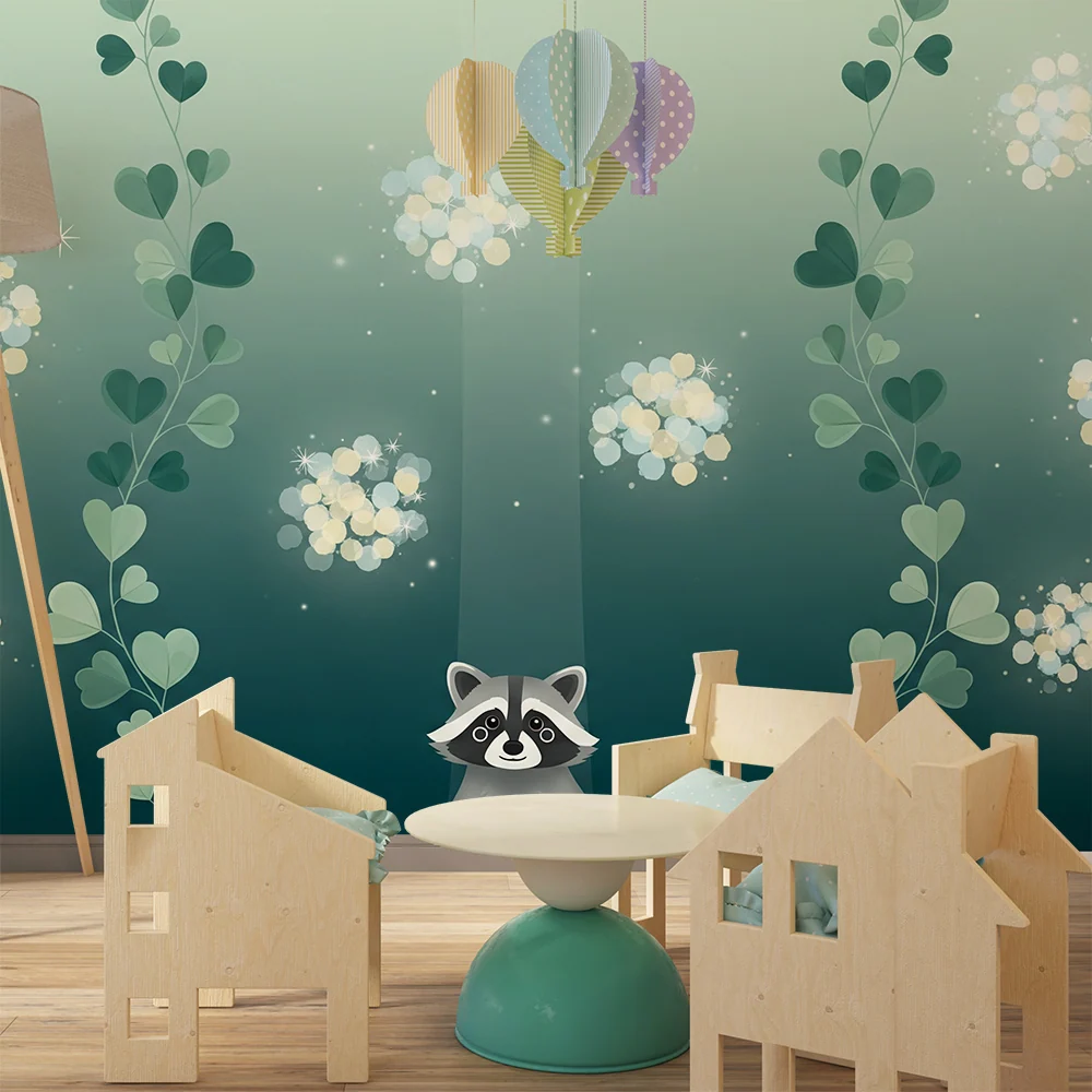 Papel de parede crianç | Guaxinim no meio de folhas em forma de coração e flores brilhantes