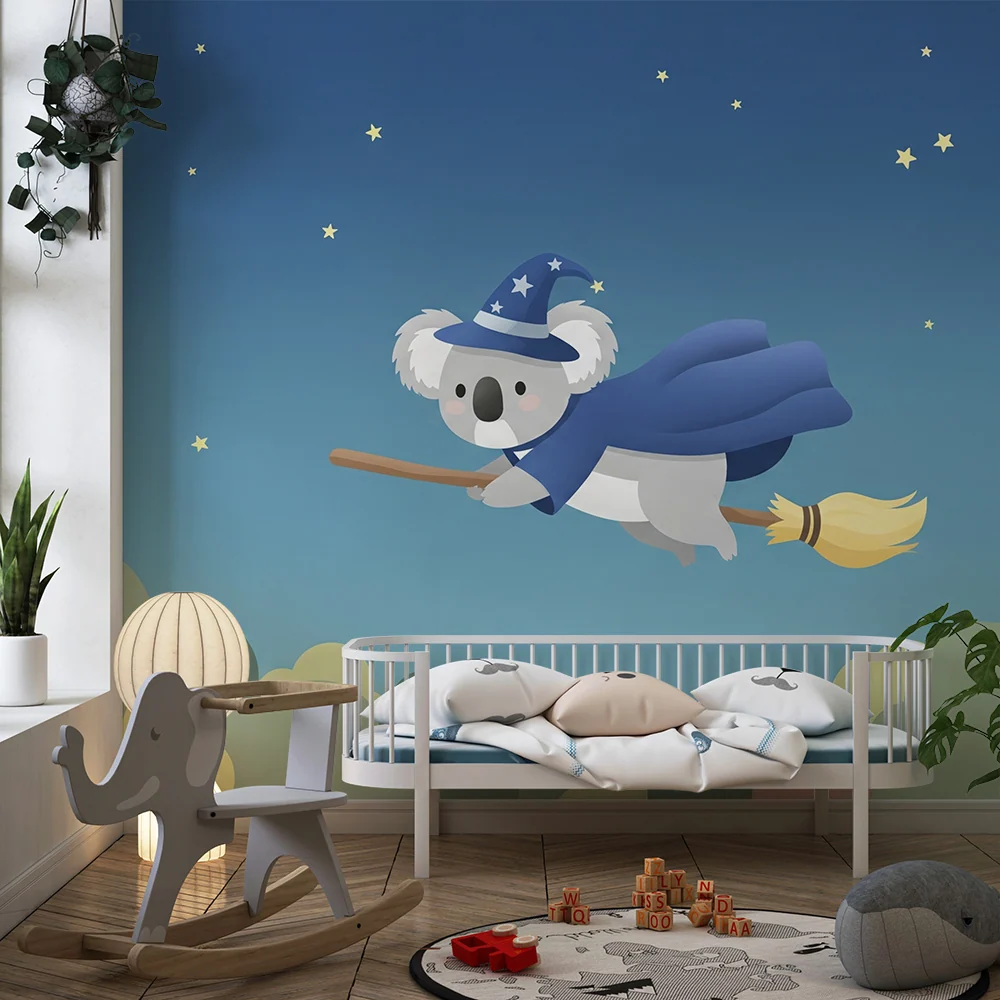 Papel de parede crianç | Koala bruxo em sua vassoura voadora sob as estrelas