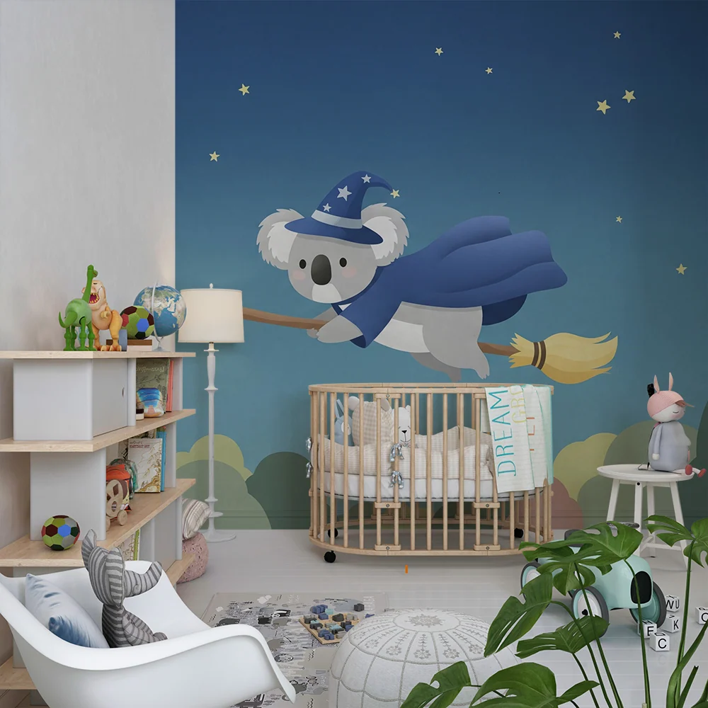 Papel de parede crianç | Koala bruxo em sua vassoura voadora sob as estrelas