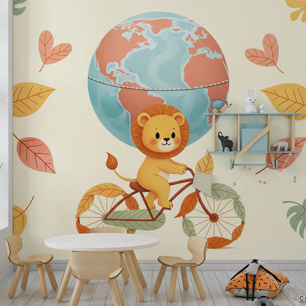 Papel de parede crianç | Leão fofo em uma bicicleta com um globo terrestre e folhas coloridas