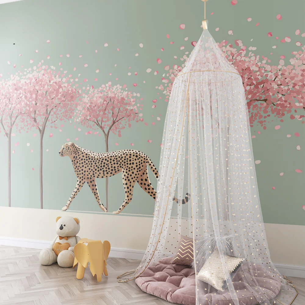 Papel de parede crianç | Leopardo elegante sob cerejeiras em flor
