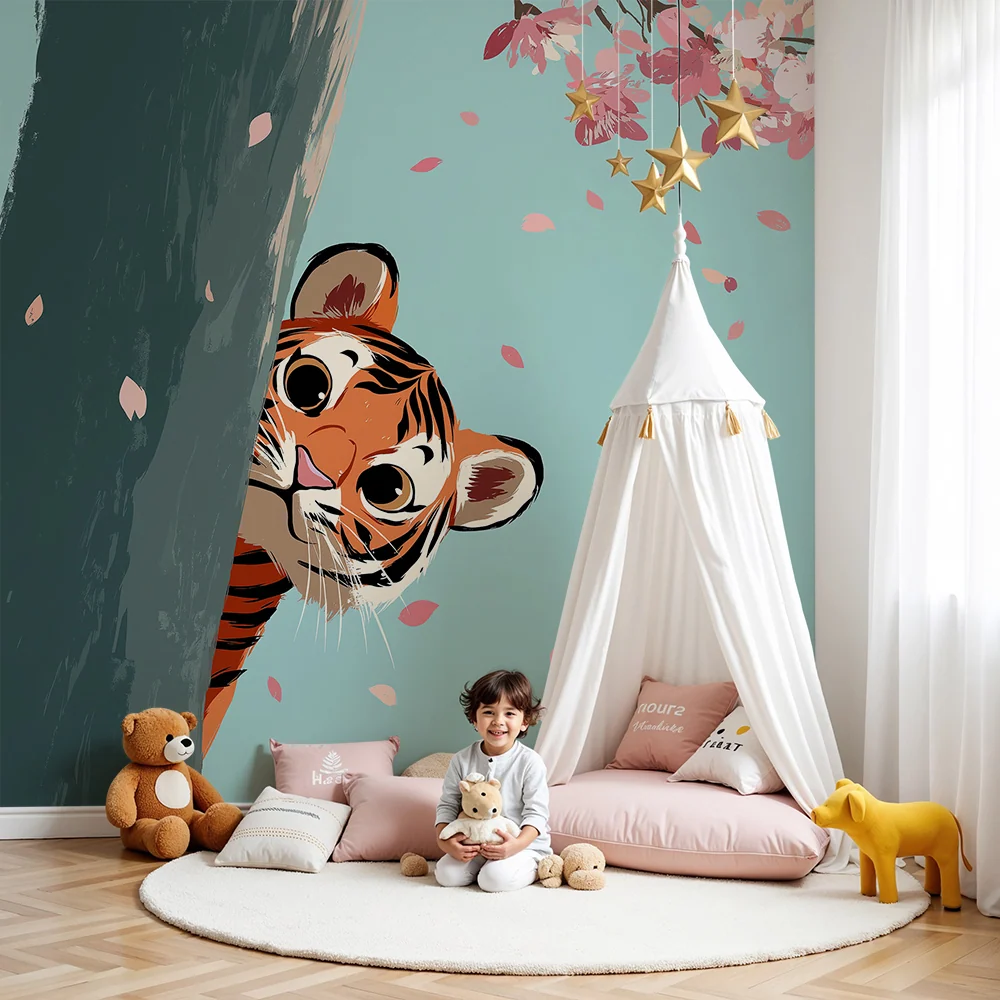 Papel de parede crianç | Pequeno tigre curioso atrás de uma árvore com flores de cerejeira