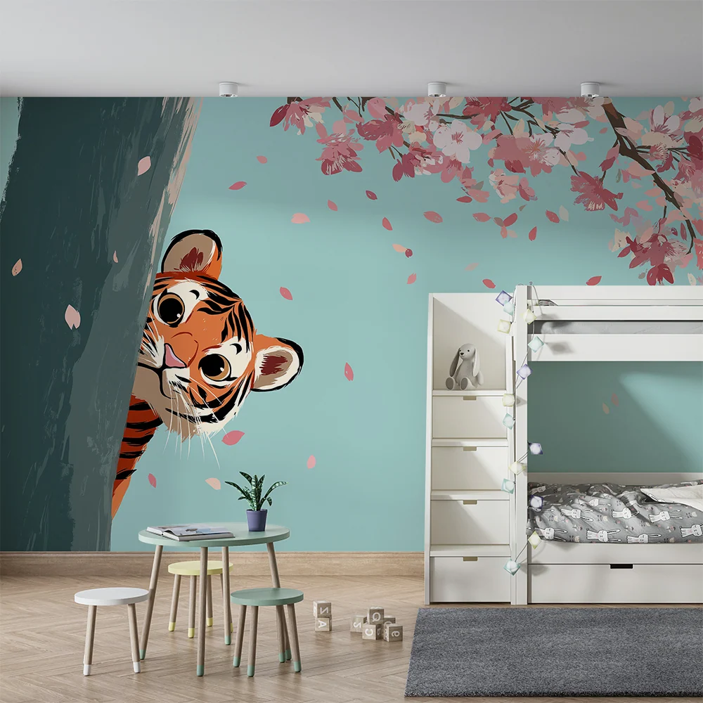 Papel de parede crianç | Pequeno tigre curioso atrás de uma árvore com flores de cerejeira