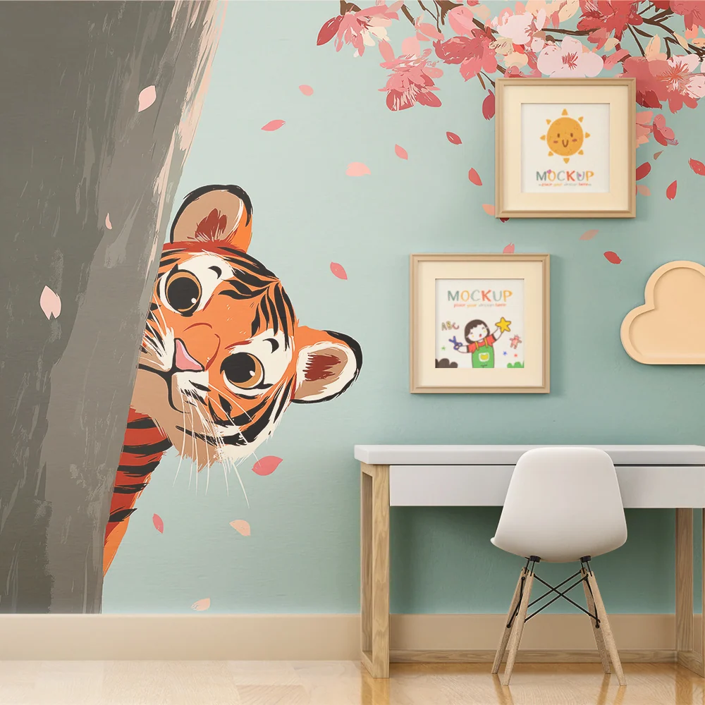 Papel de parede crianç | Pequeno tigre curioso atrás de uma árvore com flores de cerejeira