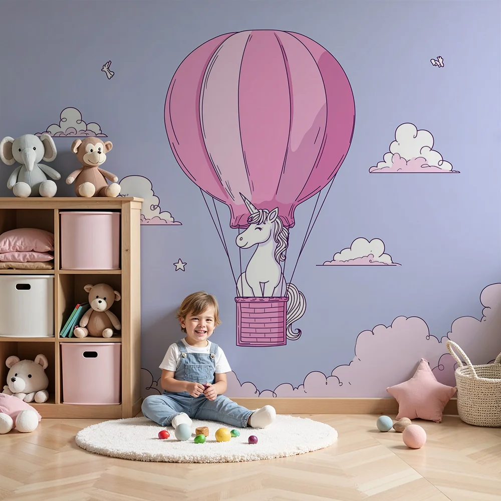 Papel de parede crianç | Unicórnio em um balão dirigível no meio das nuvens cor-de-rosa