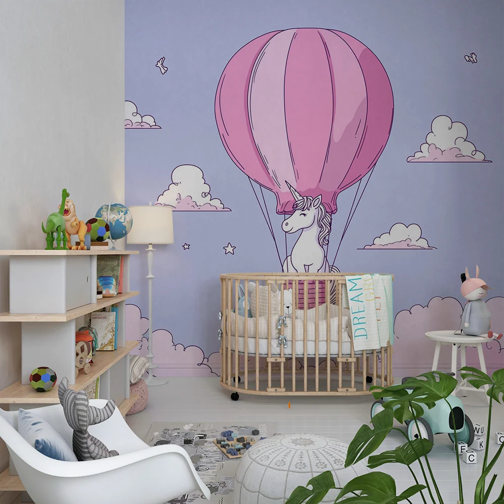 Papel de parede crianç | Unicórnio em um balão dirigível no meio das nuvens cor-de-rosa