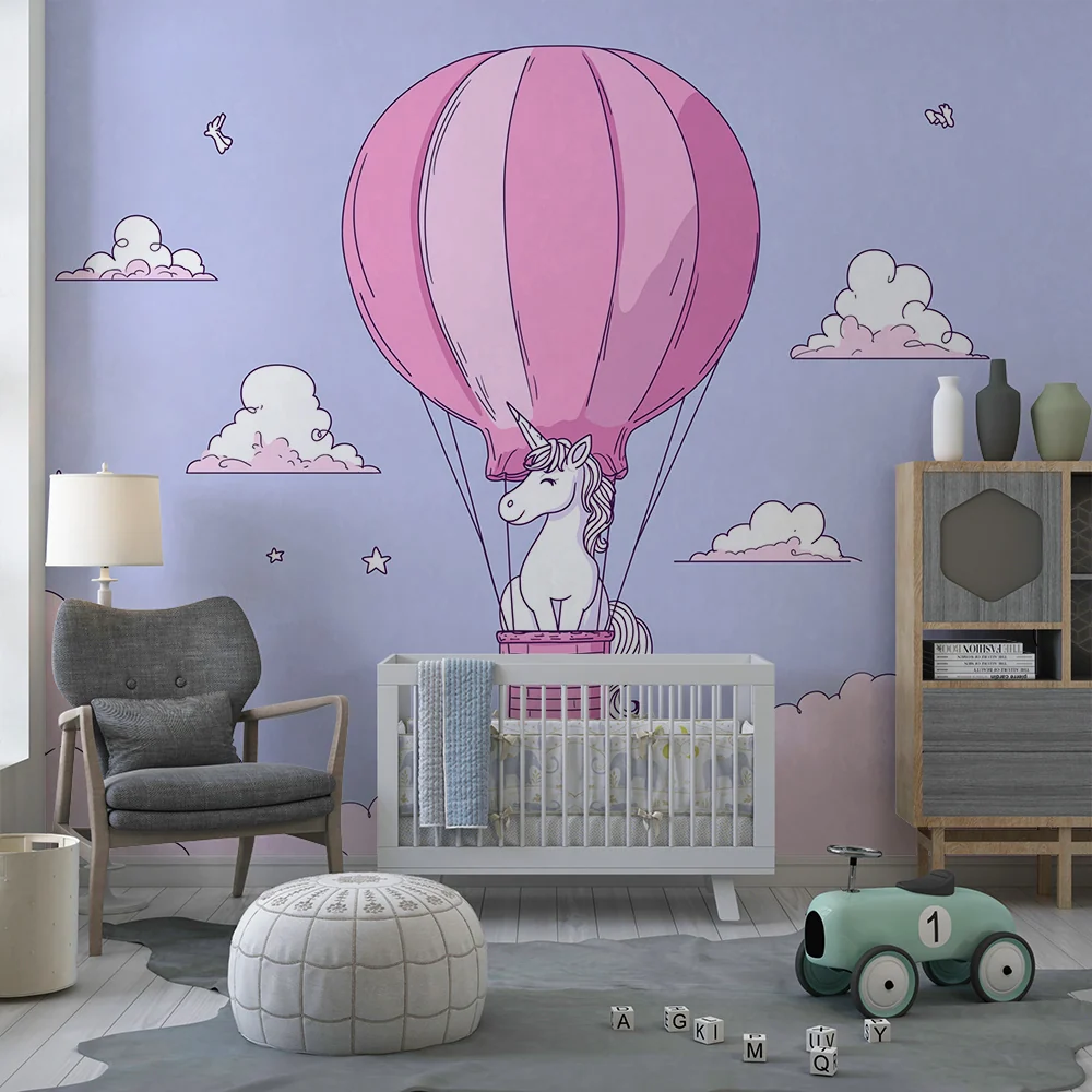 Papel de parede crianç | Unicórnio em um balão dirigível no meio das nuvens cor-de-rosa