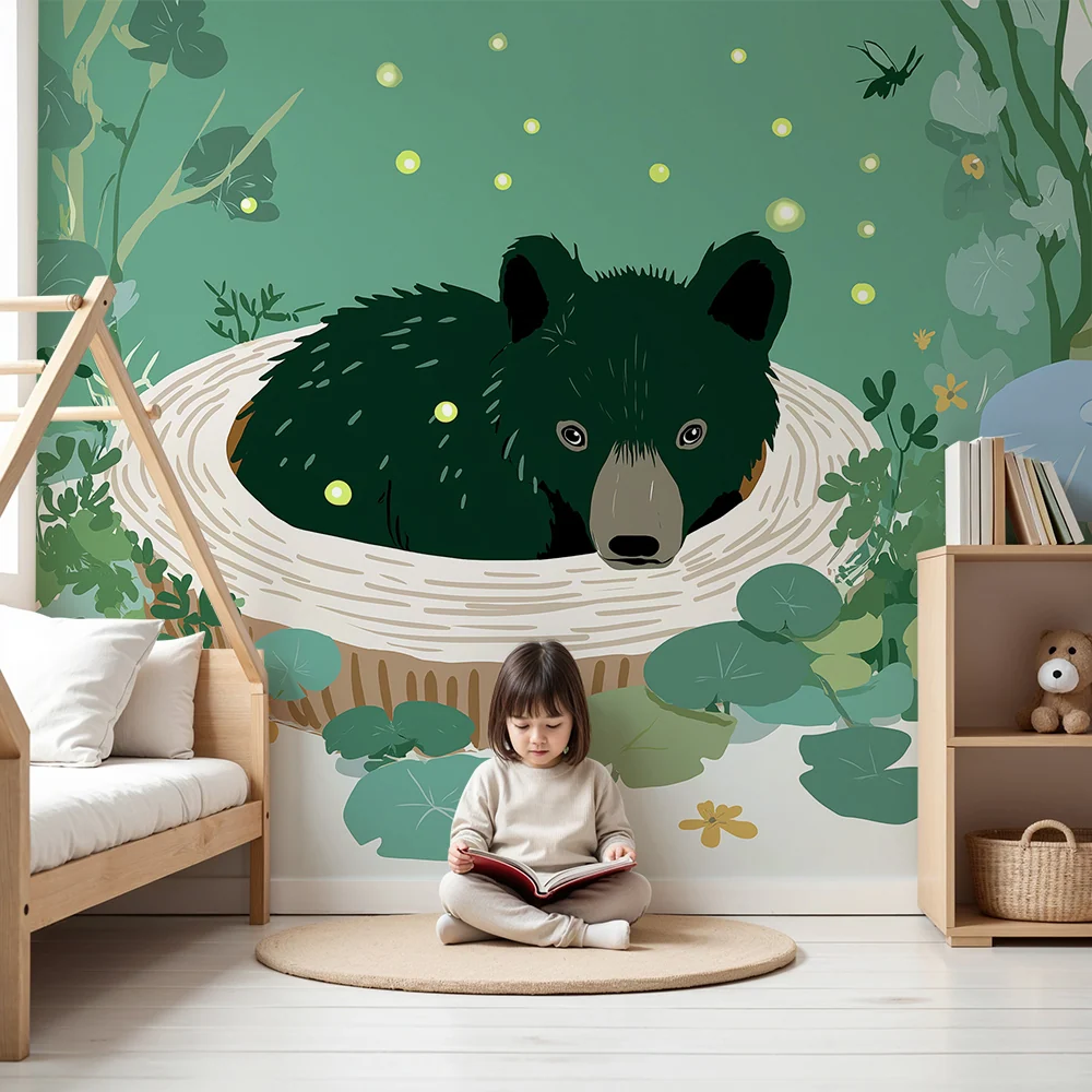 Papel de parede crianç | Urso curioso em um ninho cercado por vegetação