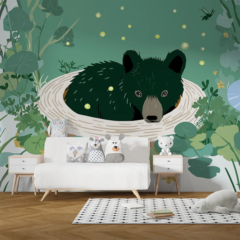 Papel de parede crianç | Urso curioso em um ninho cercado por vegetação