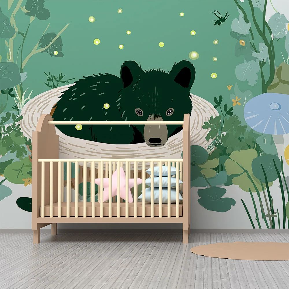 Papel de parede crianç | Urso curioso em um ninho cercado por vegetação