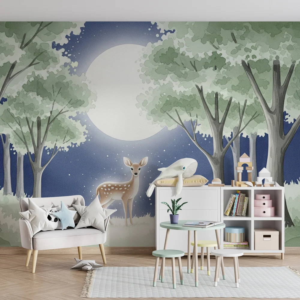 Papel de parede quarto bebê | Veado sob lua em uma floresta tranquila