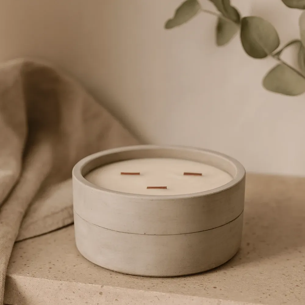 Vela de Concreto de Patchouli e Âmbar Escuro com Pavio de Madeira