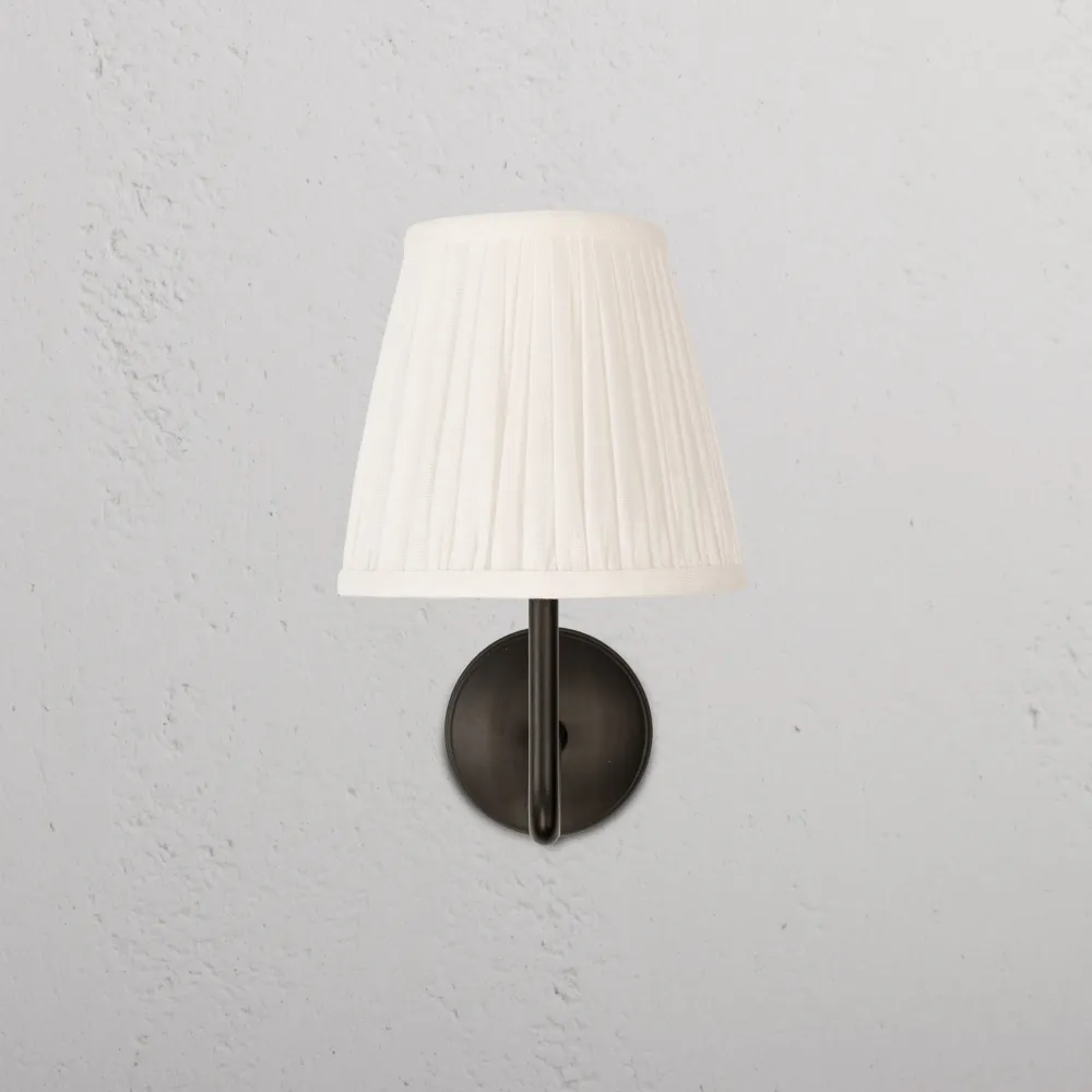 Candeeiro de parede médio Malvern plissado Branco-Alabastro – Cobre escuro