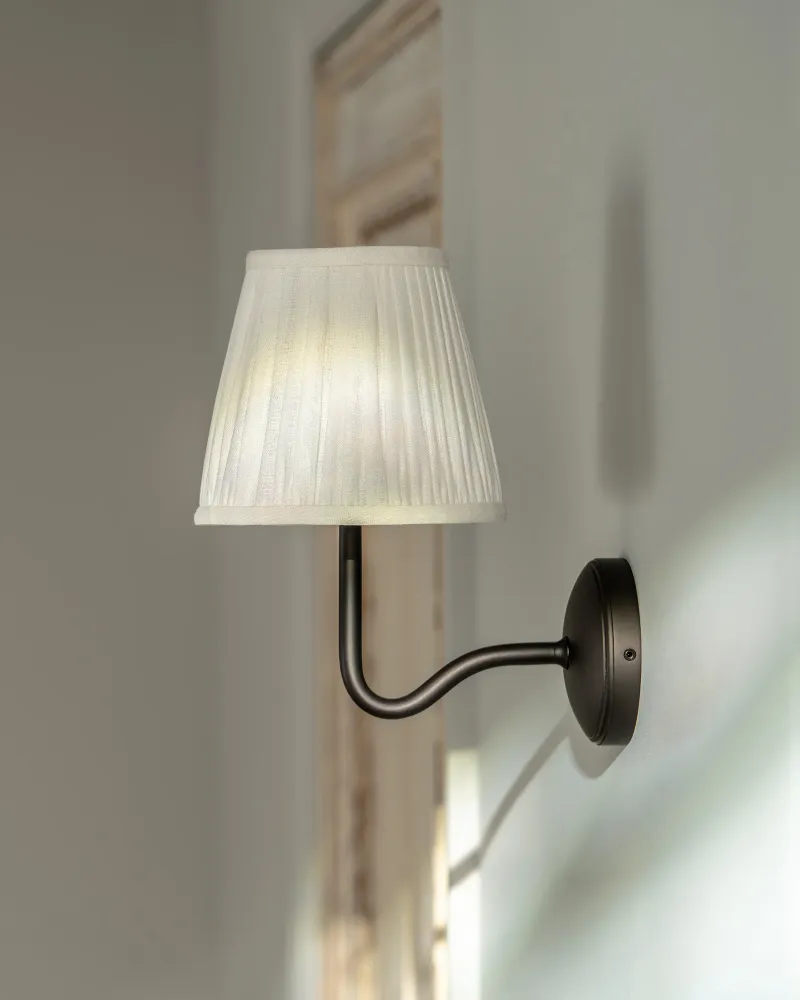 Candeeiro de parede médio Malvern plissado Branco-Alabastro – Cobre escuro