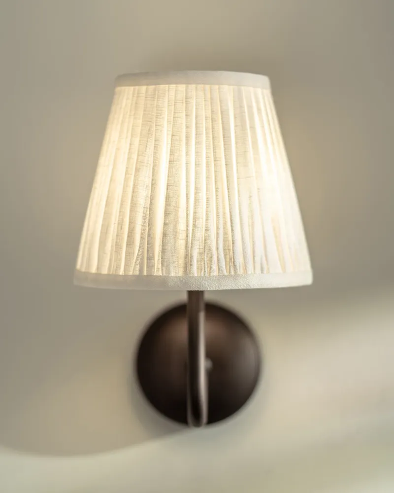 Candeeiro de parede médio Malvern plissado Branco-Alabastro – Cobre escuro