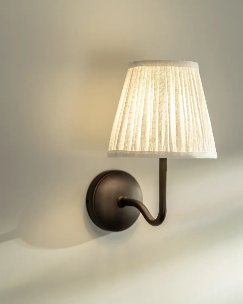 Candeeiro de parede médio Malvern plissado Branco-Alabastro – Cobre escuro