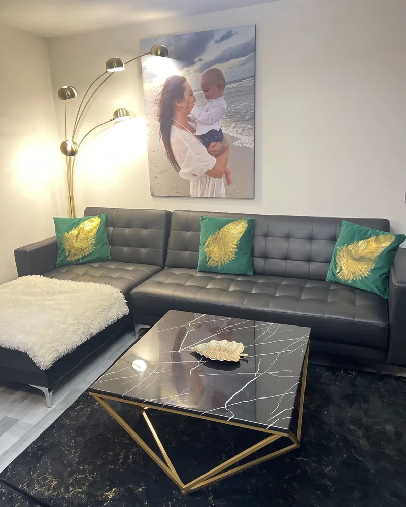 Mesa de centro efeito de mármore preto com dourado MALIBU
