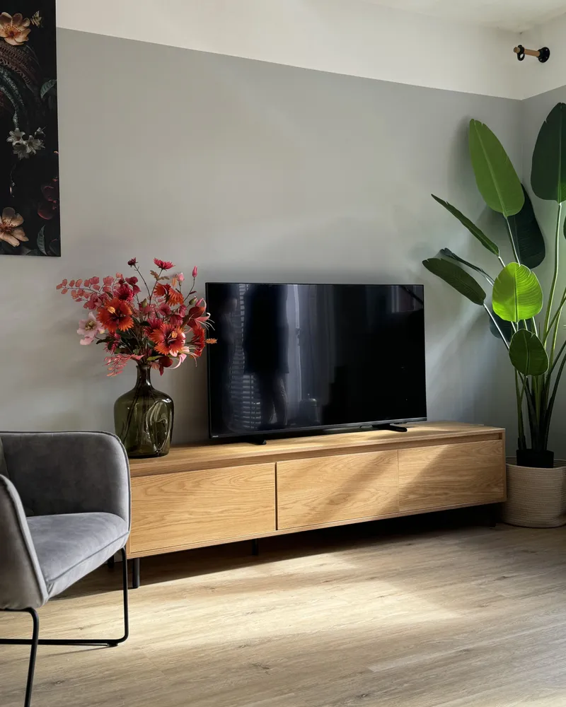 Móvel de TV com 3 portas cor de madeira clara NIKEA