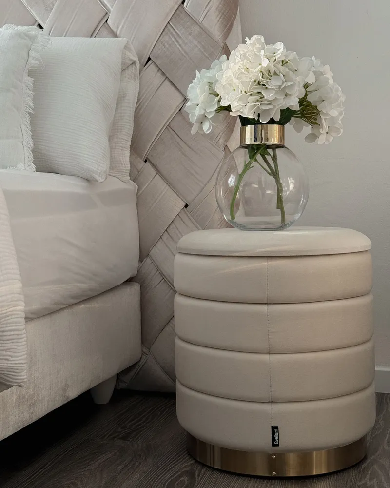 Conjunto de 2 tamboretes com arrumação em veludo creme nítido GARLAND