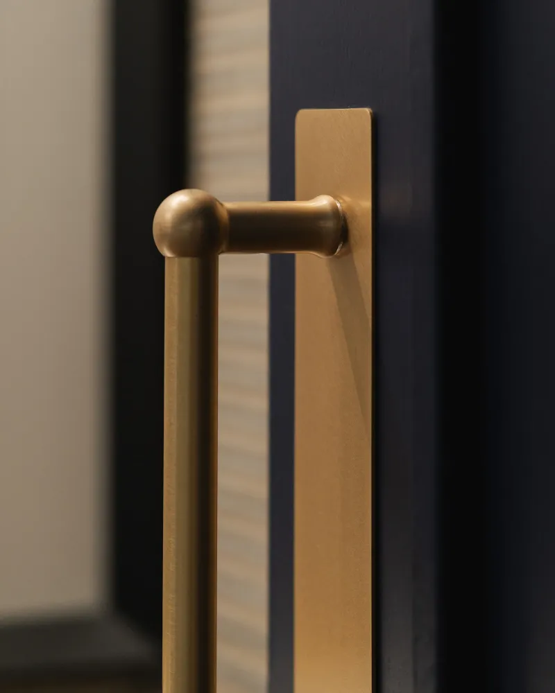 Suporte de Parede Puxador duplo com espelho Harper 320 mm – Latão Antigo
